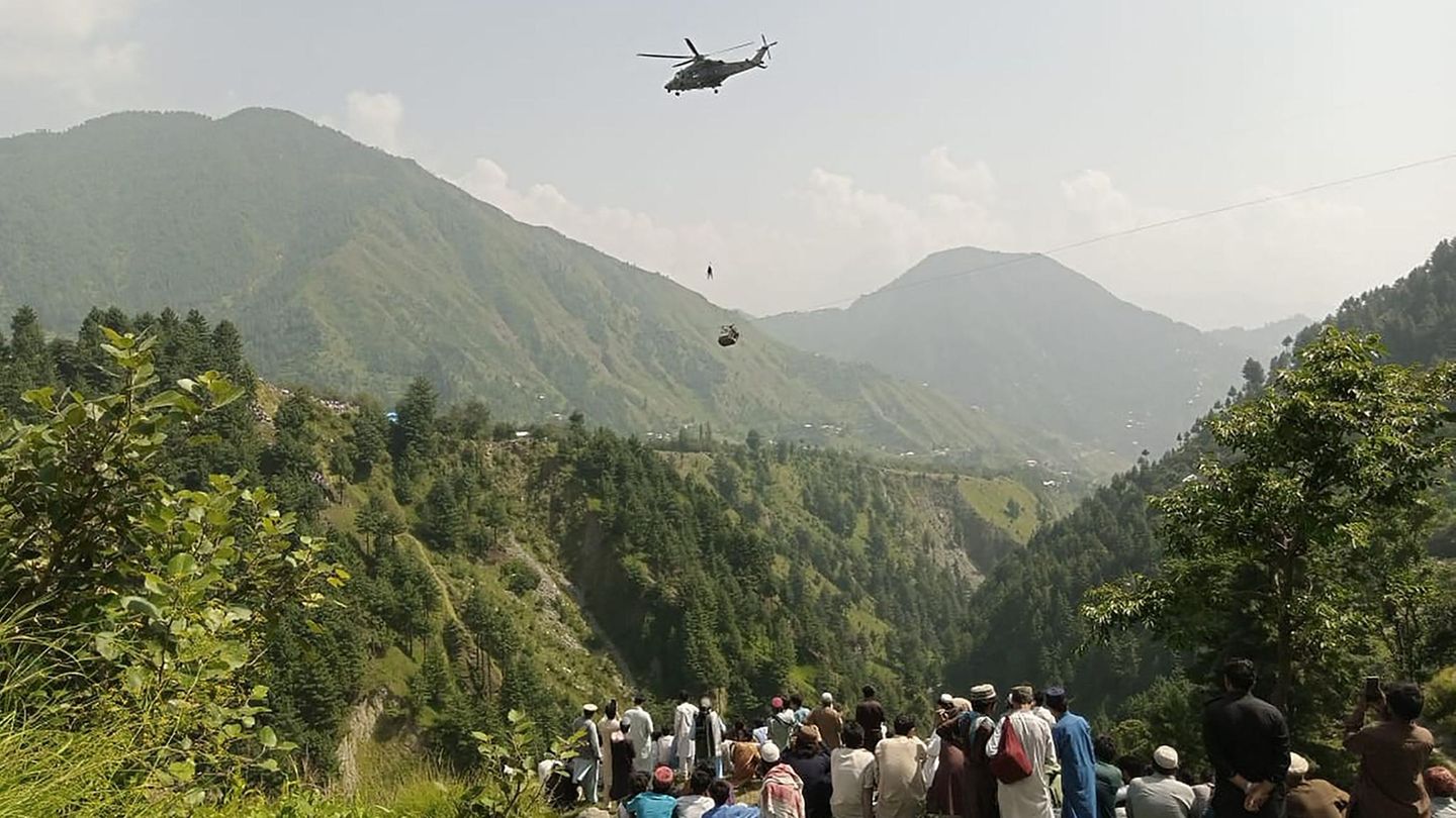 Rettungskräfte seilen sich aus einem Militärhubschrauber zur Gondel ab