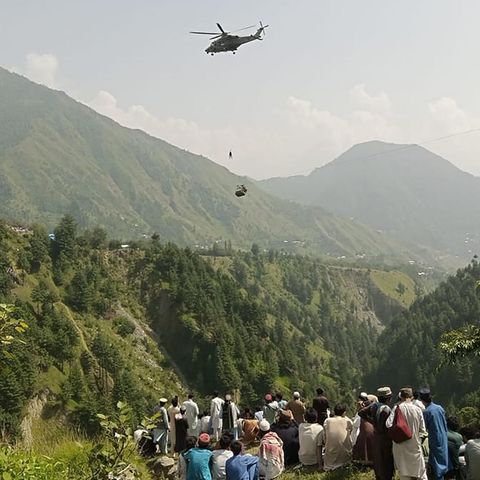 Rettungskräfte seilen sich aus einem Militärhubschrauber zur Gondel ab