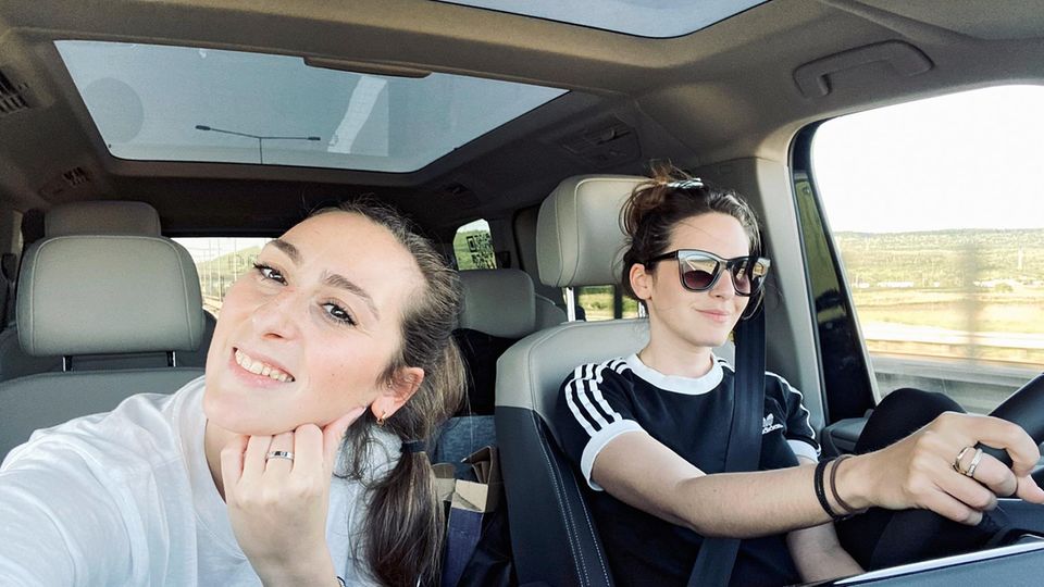 Unternehmen mit Zukunft 2023/24: Elisabeth Bouikidou, 29, (Bild rechts, l.) mit ihrer Schwester auf dem Weg nach Griechenland. Die Digitalagentur Diconium schickte sie mit einem Van quer durch Europa und ließ sie die Tour dokumentieren. Oben: zwei andere Diconium-Arbeitsurlauber in Norwegen. Elisabeth Bouikidou, 29, (Bild rechts, l.) mit ihrer Schwester auf dem Weg nach Griechenland. Die Digitalagentur Diconium schickte sie mit einem Van quer durch Europa und ließ sie die Tour dokumentieren. Oben: zwei andere Diconium-Arbeitsurlauber in Norwegen.