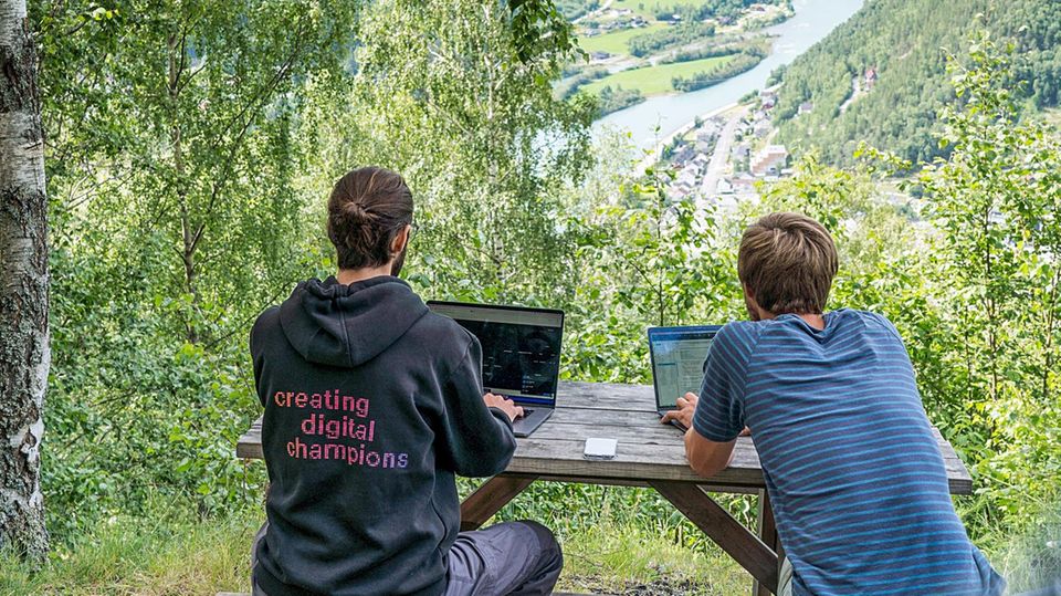 Unternehmen mit Zukunft 2023/24: Arbeitgeber müssen heutzutage vor allem eins bieten: Remotes Arbeiten für mehr Freiheiten, was die Wahl des Arbeitsortes angeht. Arbeitgeber müssen heutzutage vor allem eins bieten: Remotes Arbeiten für mehr Freiheiten, was die Wahl des Arbeitsortes angeht.