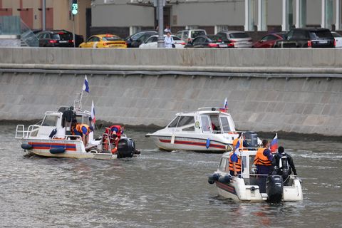 Taucher durchkämmen den Fluss Moskwa, in dem einige der Leichen entdeckt worden sein sollen