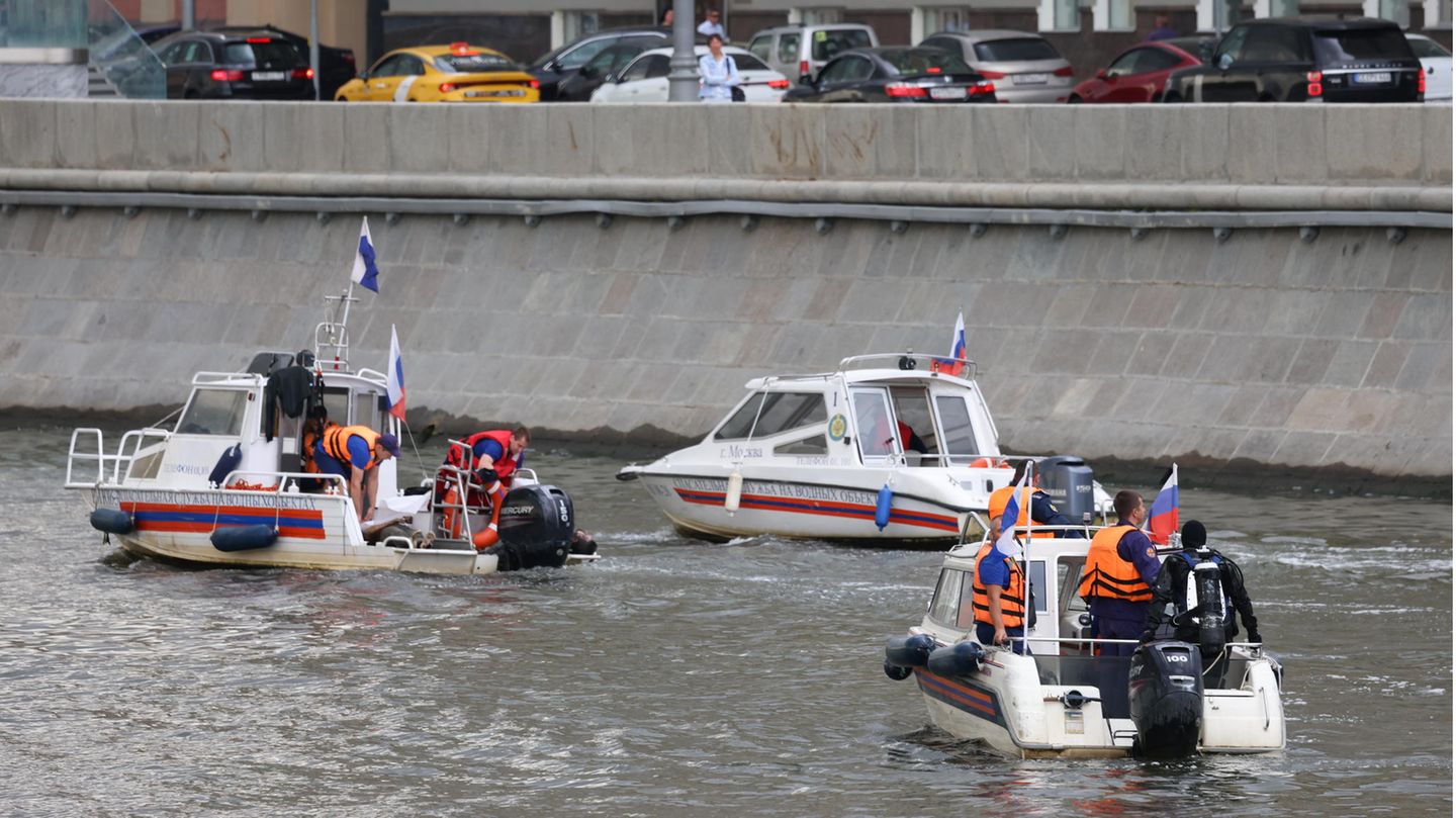Taucher durchkämmen den Fluss Moskwa, in dem einige der Leichen entdeckt worden sein sollen