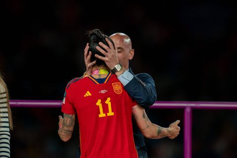 Luis Rubiales küsst Jennifer Hermoso