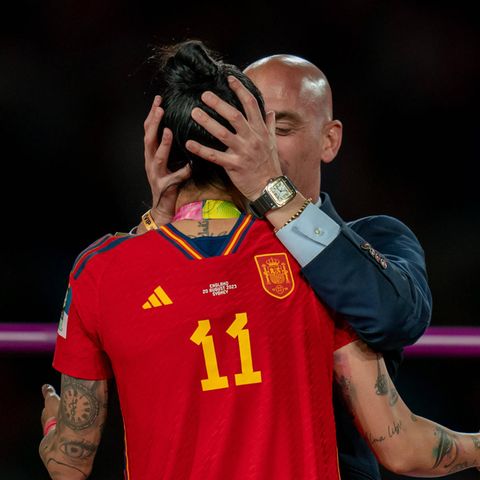 Luis Rubiales küsst Jennifer Hermoso
