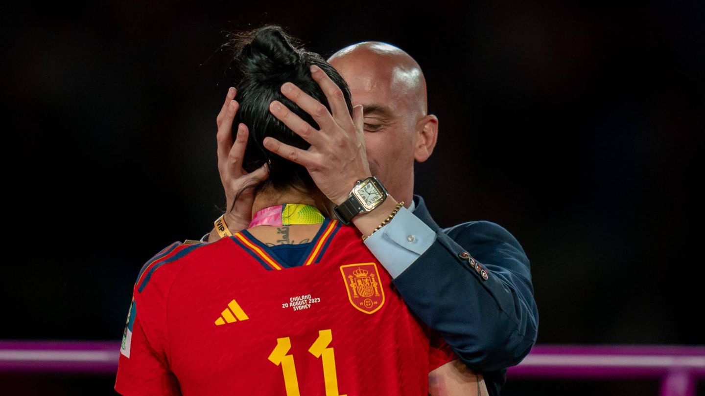 Luis Rubiales küsst Jennifer Hermoso