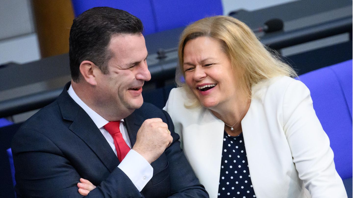 Bundesarbeitsminister Hubertus Heil und Bundesinnenministerin Nancy Faeser (beide SPD) Bundesarbeitsminister Hubertus Heil und Bundesinnenministerin Nancy Faeser (beide SPD)