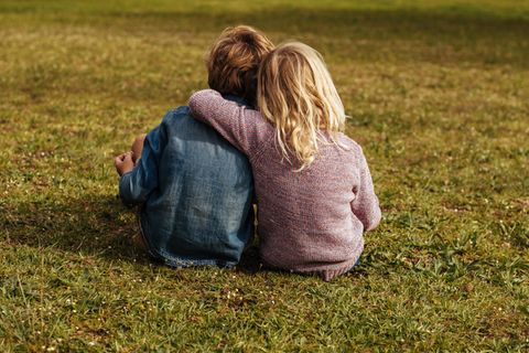 Adoptiere Kinder sind auch biologische Geschwister