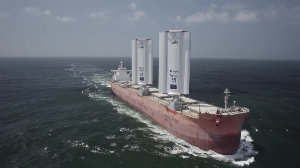 Video: Frachter mit "WindWings" auf der ersten Reise