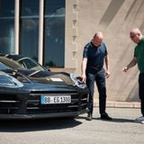 Baureihenleiter Dr. Thomas Friemuth (links) erklärt die Details 
des überarbeiteten Porsche Panamera