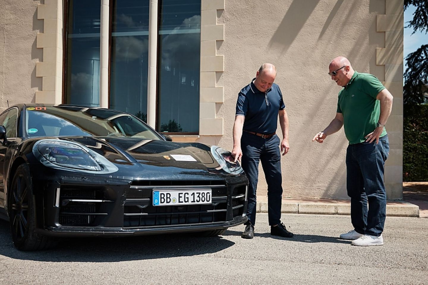 Baureihenleiter Dr. Thomas Friemuth (links) erklärt die Details 
des überarbeiteten Porsche Panamera