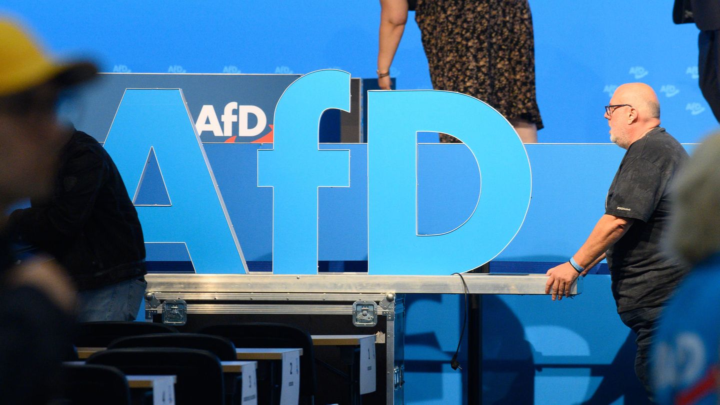 Helfer bei der AfD Europawahlversammlung in Sachsen-Anhalt.