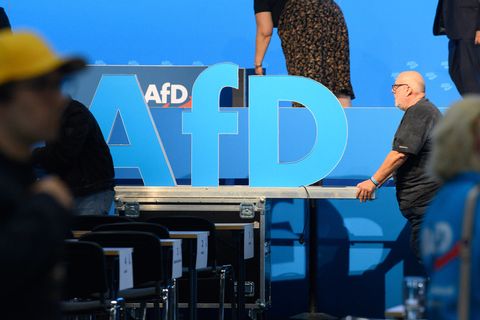 Helfer bei der AfD Europawahlversammlung in Sachsen-Anhalt.