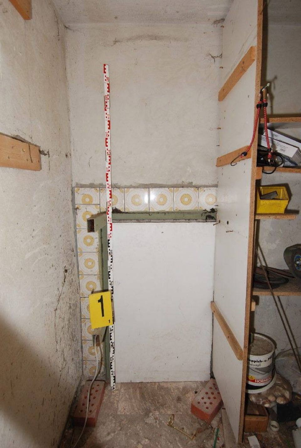Keine 90 Zentimeter war der Durchschlupf hoch, die Tür aus Stahl und Beton wiegt 300 Kilo