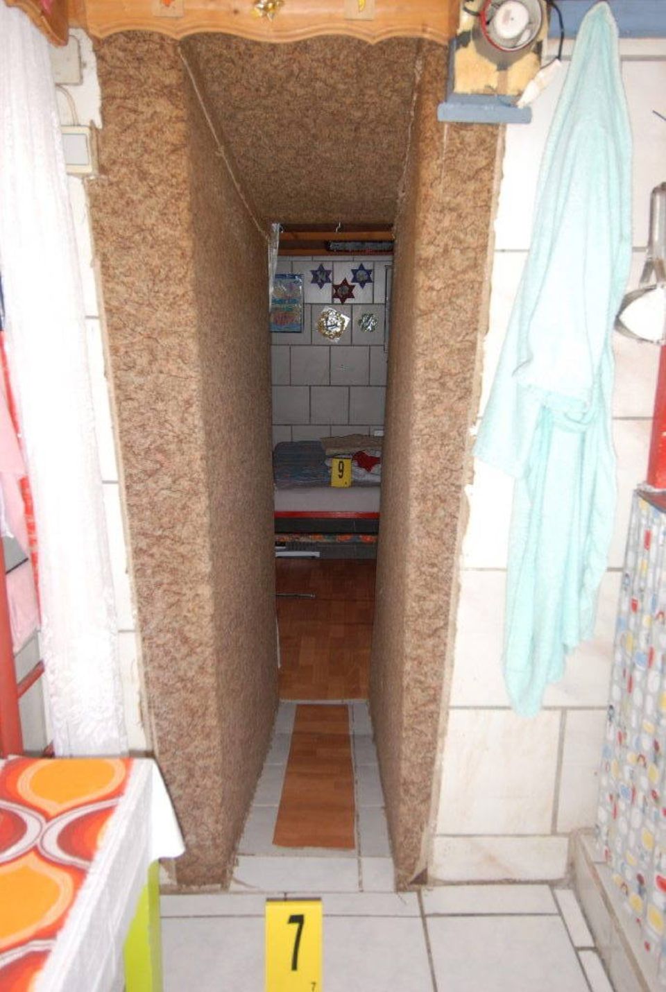 Ein schmaler Durchlass führt in eines der Schlafzimmer.