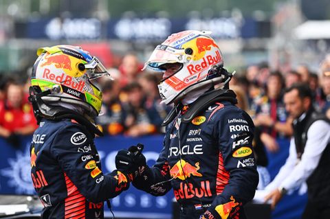 Die Formel 1 Fahrer Max Verstappen und Sergio Perez geben sich die Hand