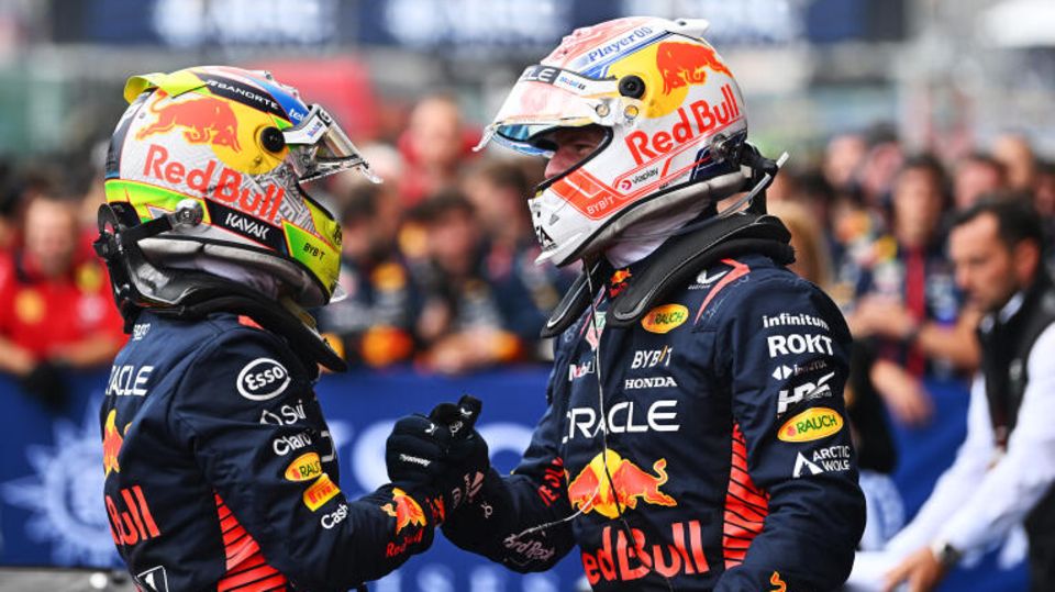 Die Formel 1 Fahrer Max Verstappen und Sergio Perez geben sich die Hand