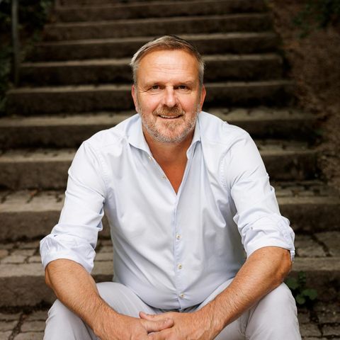 Dietmar Hamann, 49, in einem Biergarten bei München