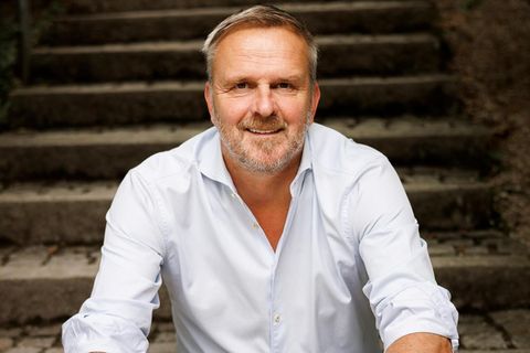 Dietmar Hamann, 49, in einem Biergarten bei München