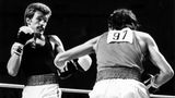 Die undatierte Aufnahme zeigt Weller bei einem Kampf in den frühen Jahren. Nach diversen Deutschen Meistertiteln und internationalen Kämpfen als Amateur bei Bayer 04 Leverkusen bereitete ihm der Box-Promoter Wilfried Sauerland 1981 ein Angebot, als Profi zu boxen.