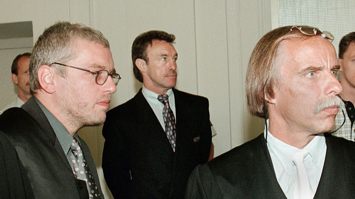 1993 beendete Weller seine Karriere als Profi-Boxer. Ende der 90er-Jahre folgte der Absturz. Weller war beim Versuch erwischt worden, für 400.000 D-Mark fünf Kilo Kokain zu kaufen. 1999 wurde er dafür zu einer Haftstrafe von sieben Jahren verurteilt, von denen er viereinhalb absaß. Weller hatte zeit seines Lebens immer mal wieder wegen kleinerer Delikte Probleme mit der Justiz.