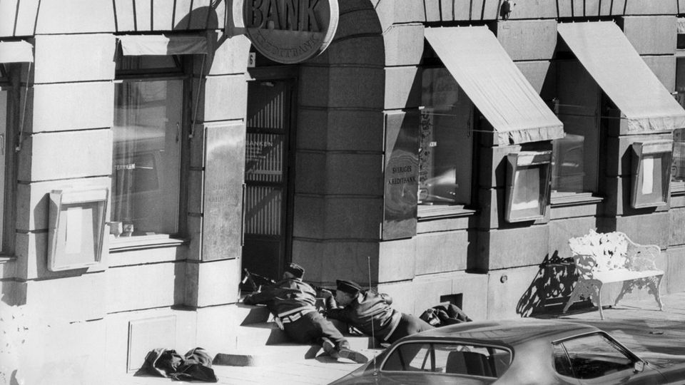 Polizisten mit Gewehren vor einer Bank in Schweden