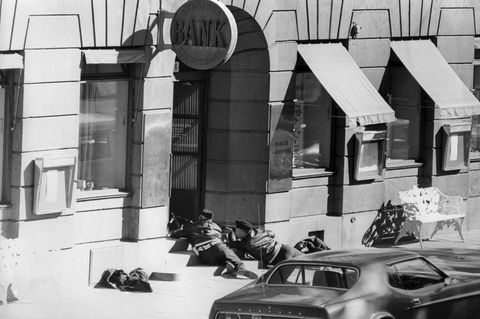 Polizisten mit Gewehren vor einer Bank in Schweden