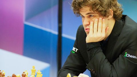 Magnus Carlsen mit aufgestütztem Kopf vor einem Schachbrett