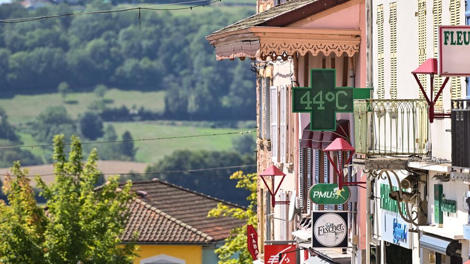 Schild einer Apotheke in Cours la Ville zeigt 43 Grad an