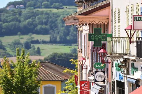 Schild einer Apotheke in Cours la Ville zeigt 43 Grad an