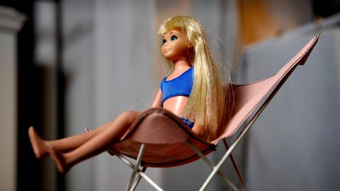 Skippers kleine Schwester Barbie bekam knapp zehn Jahre nach ihrer Einführung wachsende Brüste. 