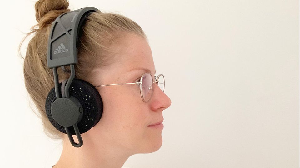 Sportkopfhörer von Adidas im Test Eine Frau trägt Sportkopfhörer von Adidas
