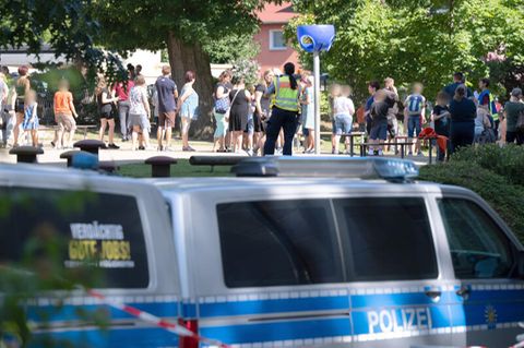 Polizisten versammeln die Schüler auf dem Schulhof einer Grund- und Oberschule in Bischofswerda