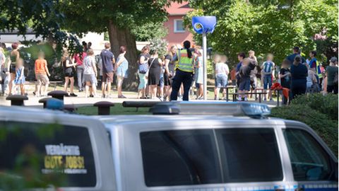 Polizisten versammeln die Schüler auf dem Schulhof einer Grund- und Oberschule in Bischofswerda