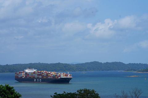 Ein Frachtschiff wartet auf dem Gatun-See auf seine Durchfahrt durch die Agua-Clara-Schleusen des Panamakanals