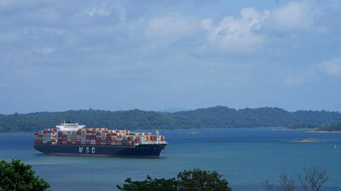 Ein Frachtschiff wartet auf dem Gatun-See auf seine Durchfahrt durch die Agua-Clara-Schleusen des Panamakanals