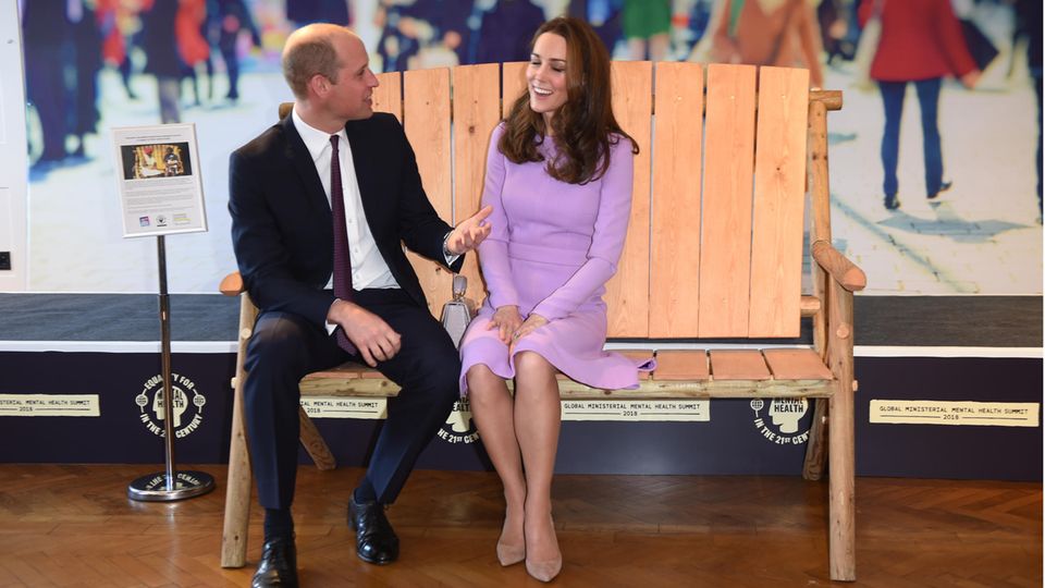 William und Kate sitzen auf einer Friendship Bench