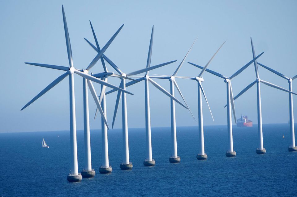 Reihe von Offshore-Windkaftanlagen