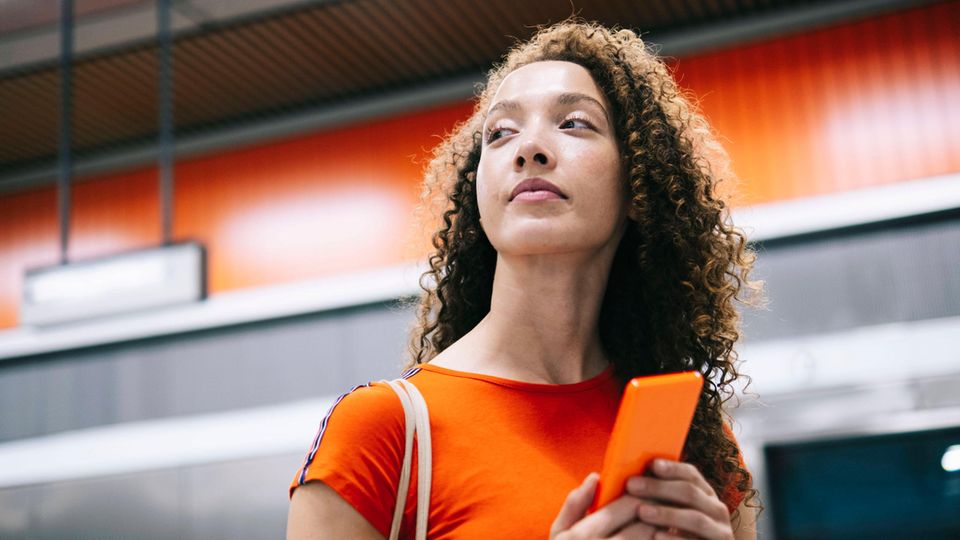 Junge Frau mit Handy