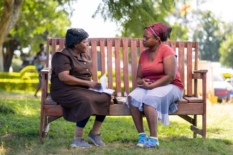 Alte Frau aus Simbabwe mit einer Patientin auf der "Friendship Bench"