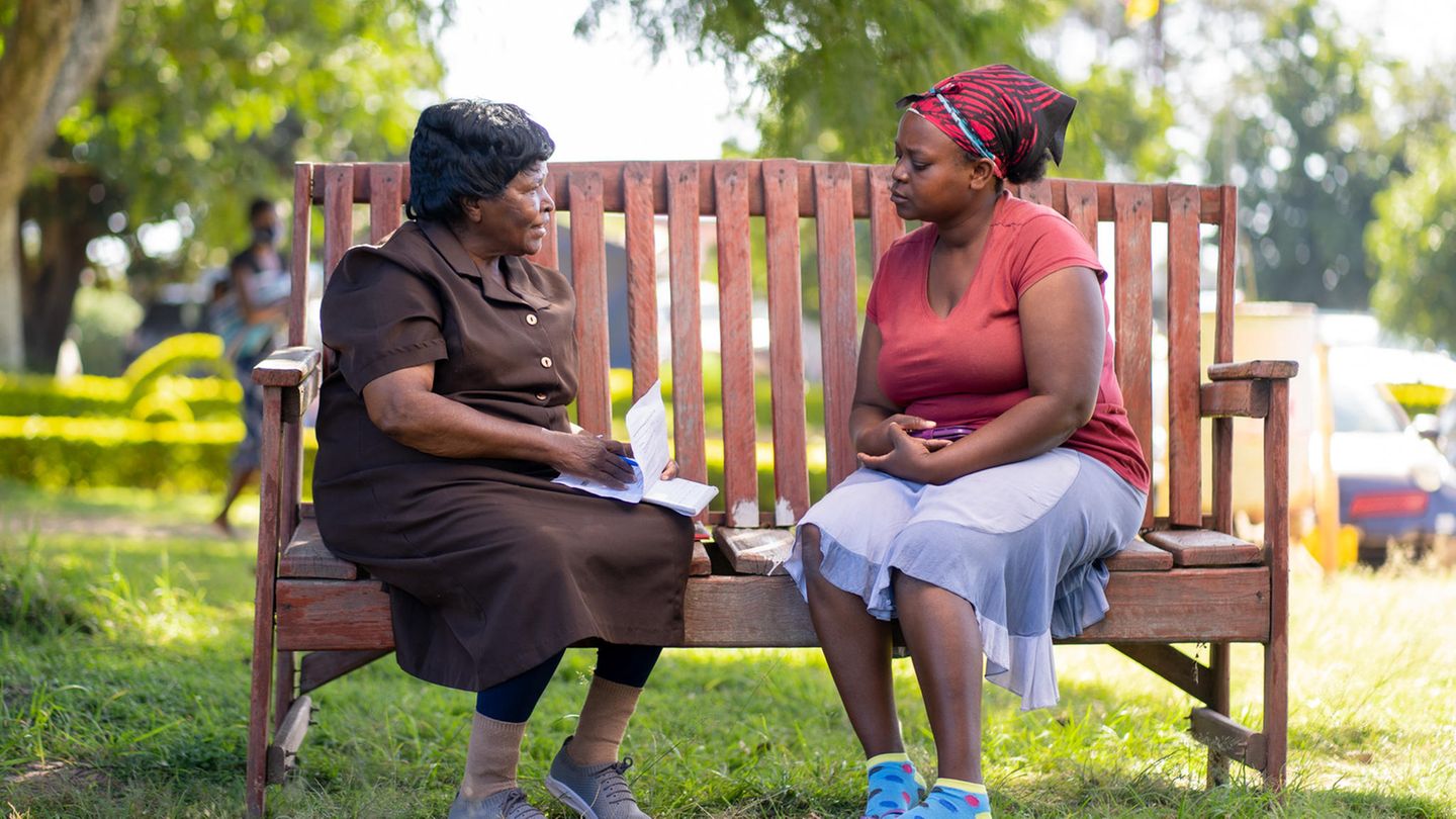 Friendship Bench Simbabwe Aufmacher Therapie Alte Frau aus Simbabwe mit einer Patientin auf der "Friendship Bench"