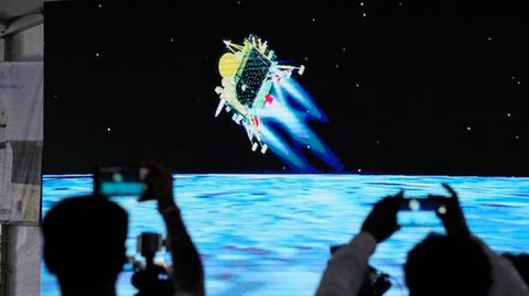 Journalisten filmen die Live-Übertragung der Landung der "Chandrayaan-3" auf dem Mond in der ISRO-Einrichtung für Telemetrie, Ortung und Kommandonetz