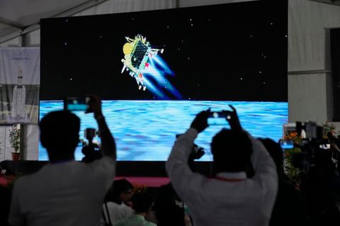 Journalisten filmen die Live-Übertragung der Landung der "Chandrayaan-3" auf dem Mond in der ISRO-Einrichtung für Telemetrie, Ortung und Kommandonetz