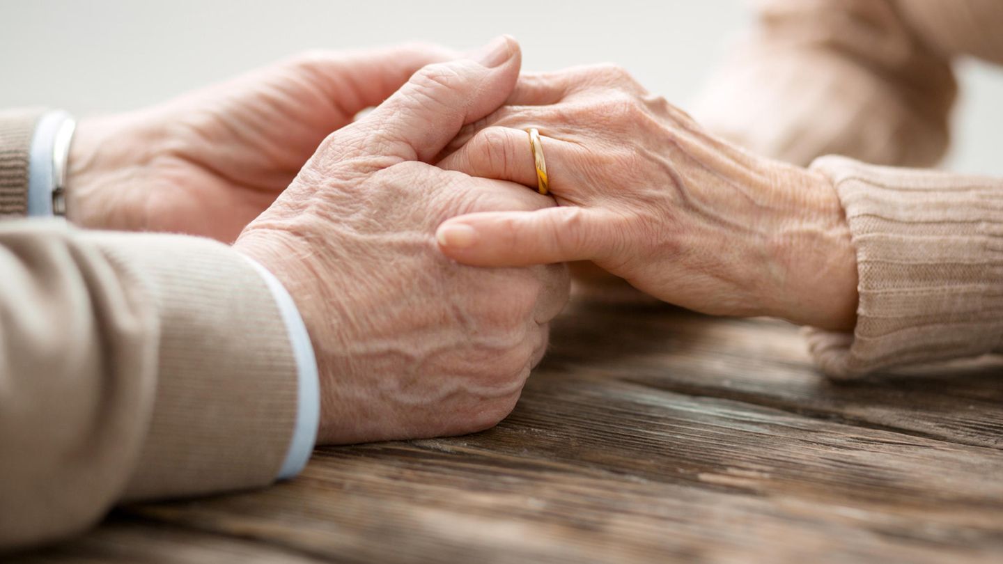 Hände älterer Menschen mit Eheringen