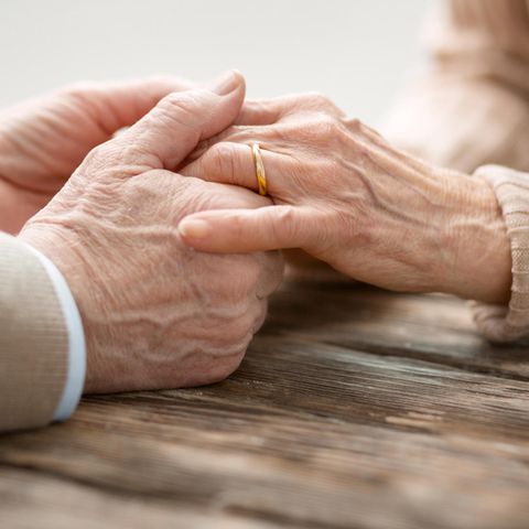 Hände älterer Menschen mit Eheringen
