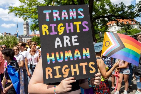 Demoschild mit der Überschrift Trans Rights are Human Rights