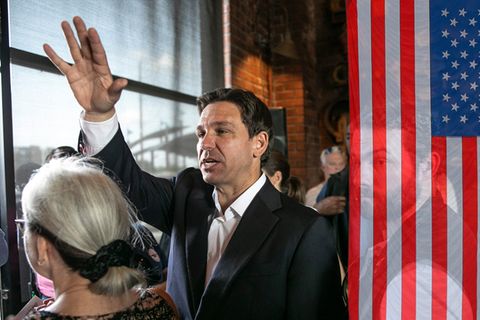 Ron DeSantis hebt die Hand zum Abschied und Dank nach einem Pressetermin in Iowa