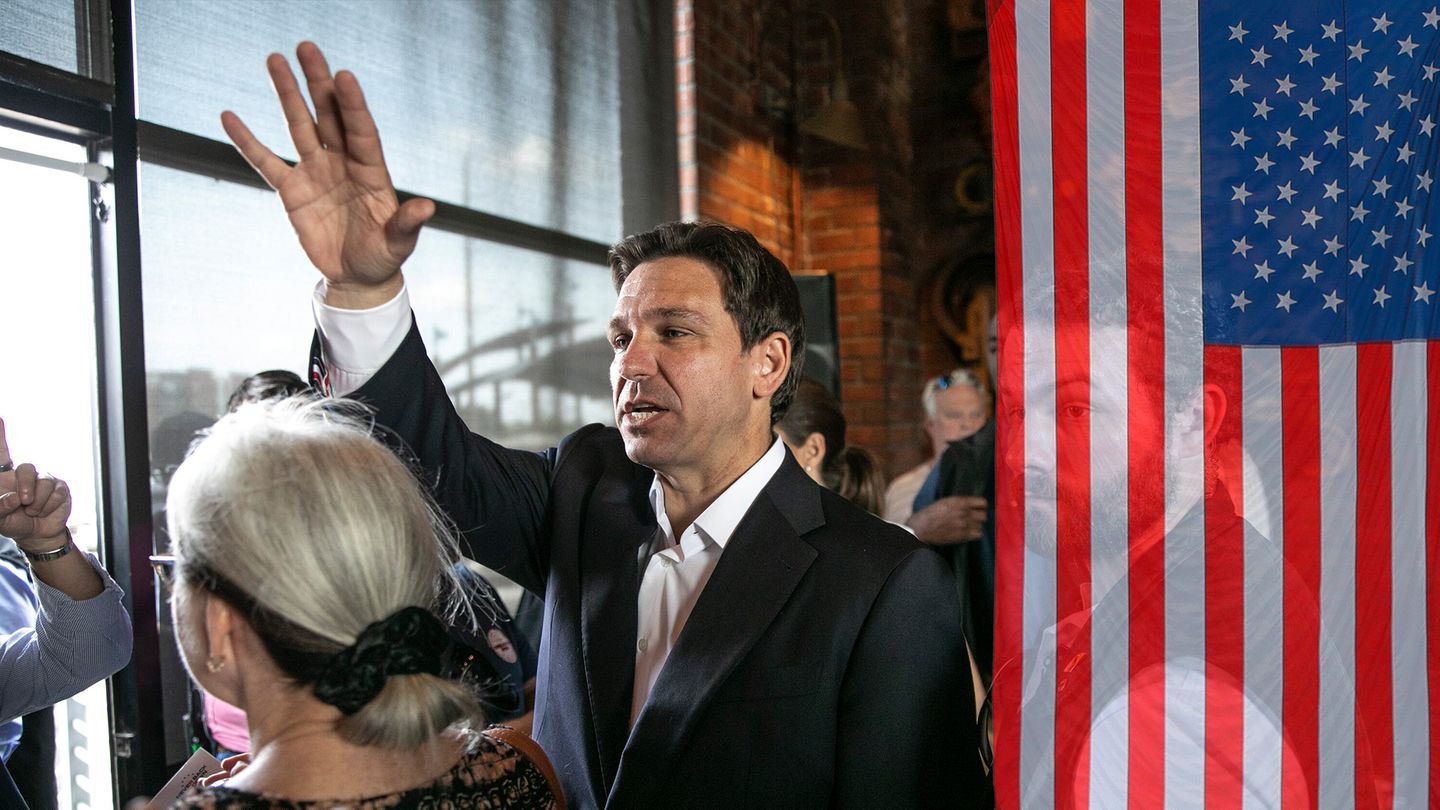 Ron DeSantis hebt die Hand zum Abschied und Dank nach einem Pressetermin in Iowa