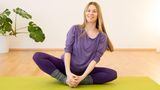 Yogalehrerin Katarina Rainer-Trawöger zeigt eine Variante der Schmetterlings-Pose