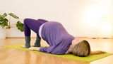 Yogalehrerin Katarina Rainer-Trawöger zeigt die Brücke