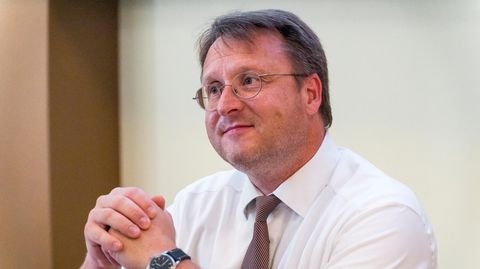 Robert Sesselmann (AfD) vor der Kreistagssitzung